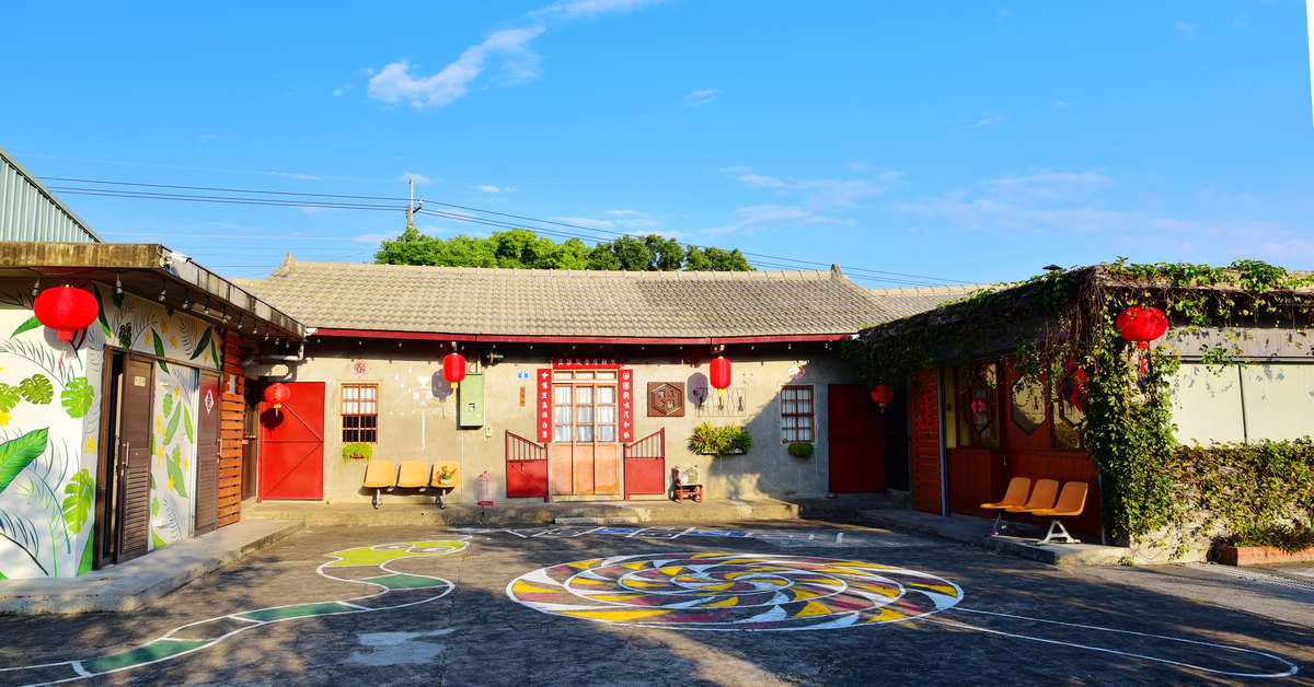 台中烏日｜小林陳舍～三合院改裝而成的咖啡館，門前地上還有棒棒糖＋跳房子的可愛彩繪