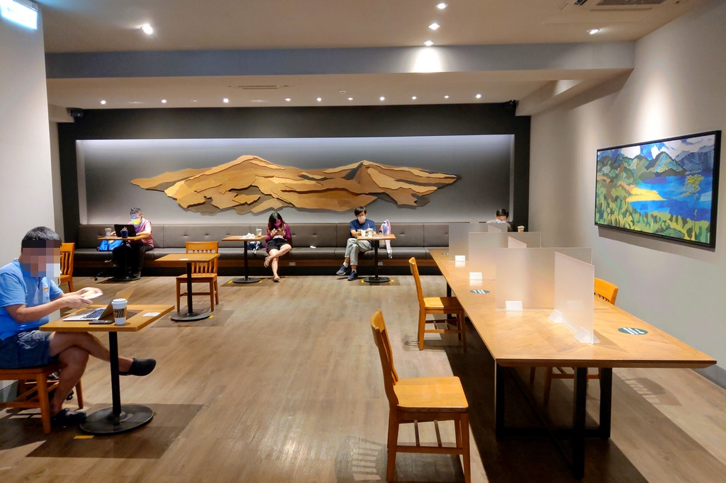 台灣特色星巴克｜STARBUCKS基隆新豐門市，遠離塵囂，溫泉會館接待中心改裝而成的山林咖啡館