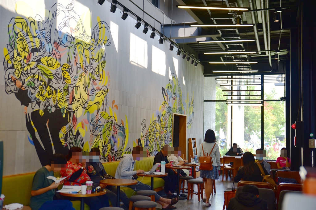 台灣特色星巴克｜STARBUCKS淡水雲門門市~藝術與咖啡的相遇，雲門劇場內玻璃咖啡屋～