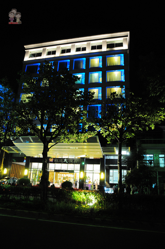 嘉義市區住宿｜鈺通大飯店，舒適三人房，擁有屋頂花園的四星級旅店