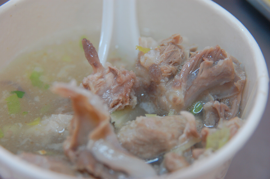 新竹美食小吃｜石家魚丸，77年老店，滷肉飯x骨仔肉湯，真的是通通都美味