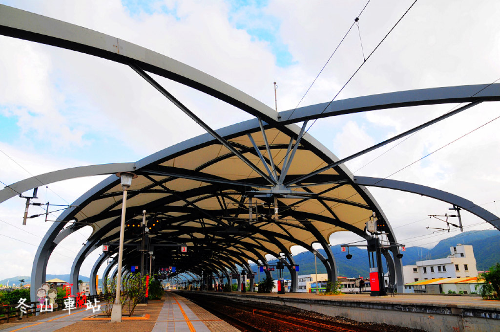 宜蘭冬山火車站｜巨大瓜棚造型的觀光休閒鐵路車站