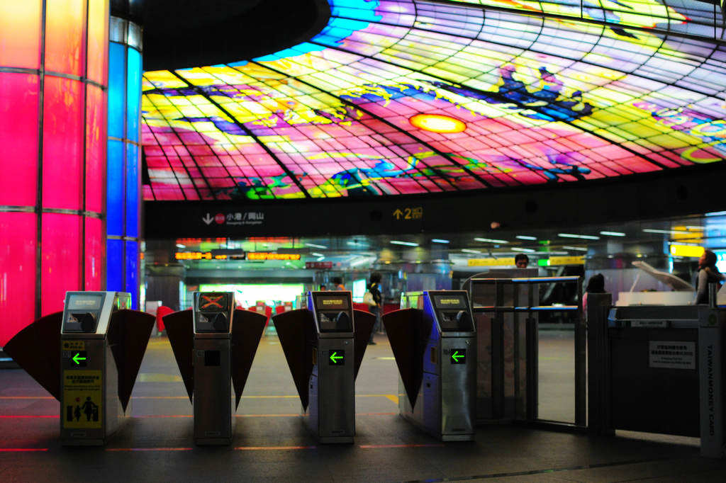 高雄市新興區｜高雄捷運美麗島站－光之穹頂！全球最美的車站之一