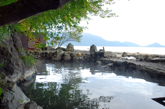 北海道支笏湖｜湖水岸旁的百年秘湯～丸駒溫泉旅館