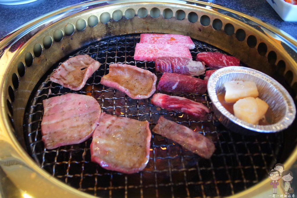 東京吃燒肉｜新宿駅旁，燒肉亭 六歌仙！和牛燒肉吃到飽，干貝、蟹腳一樣無限任您享用