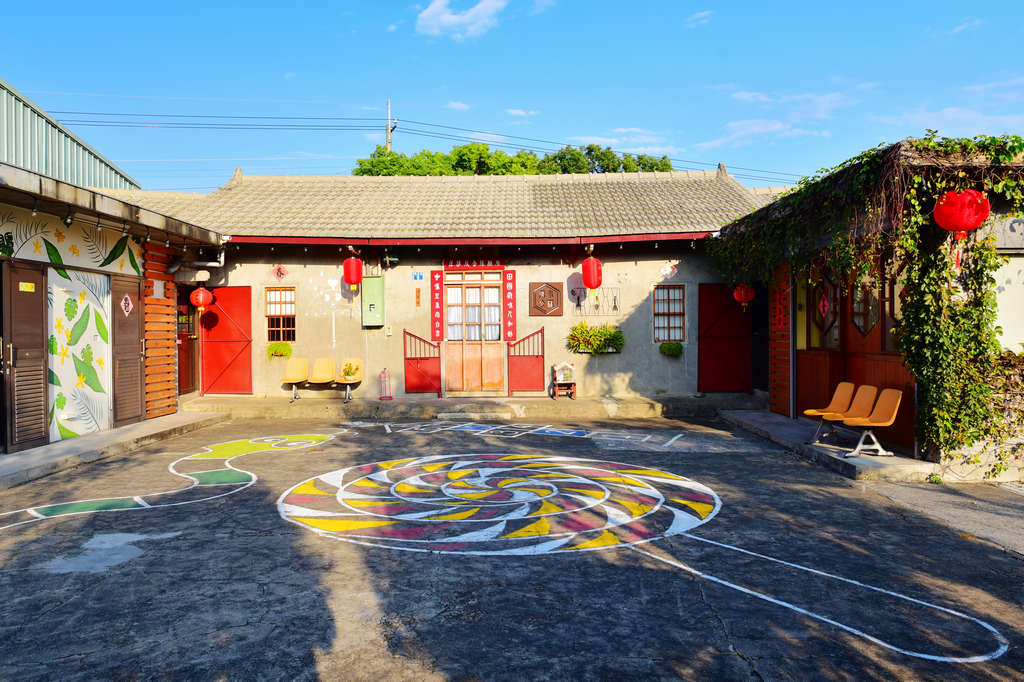 台中烏日｜小林陳舍（二訪）～三合院改裝而成的咖啡館，門前地上還有棒棒糖＋跳房子的可愛彩繪