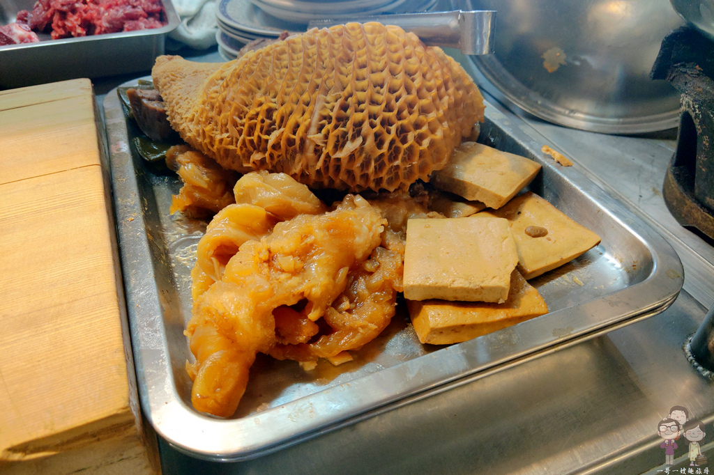 台南市南區美食｜陳記善化牛肉湯－灣里市場內的新鮮好滋味，牛肚和牛筋切盤也很讚