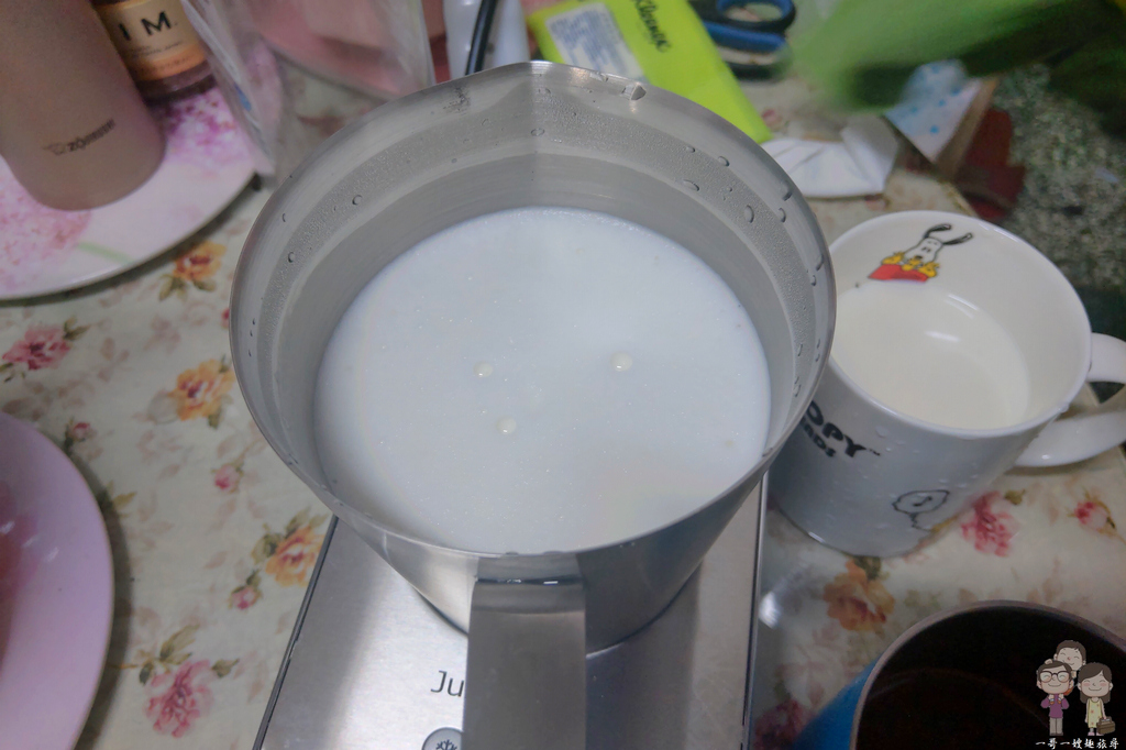 Junior電動奶泡器｜在家喝Latte咖啡的好幫手，跟專業蒸氣棒打出來的奶泡一樣綿密可口