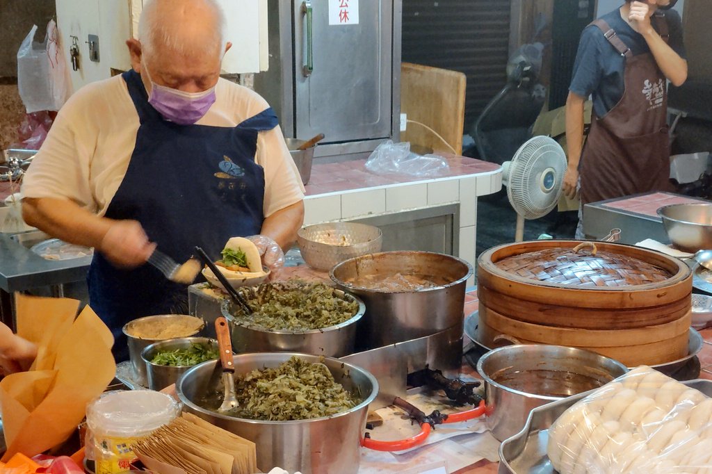 台北萬華美食｜源芳刈包，華西街觀光夜市內的古早美味，2020米其林必比登推薦小吃