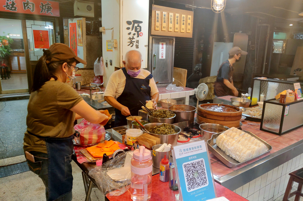 台北萬華美食｜源芳刈包，華西街觀光夜市內的古早美味，2020米其林必比登推薦小吃