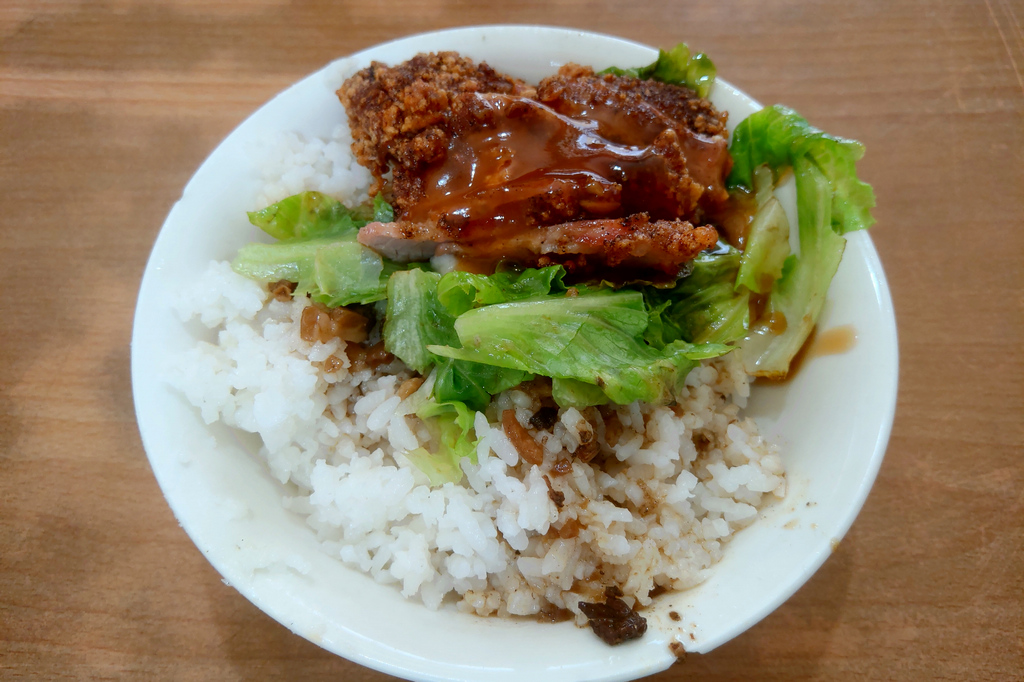 台北萬華美食｜潘記燒肉飯，開店30年的銅板美食，50元讓您吃到有菜有肉又大碗的燒肉飯