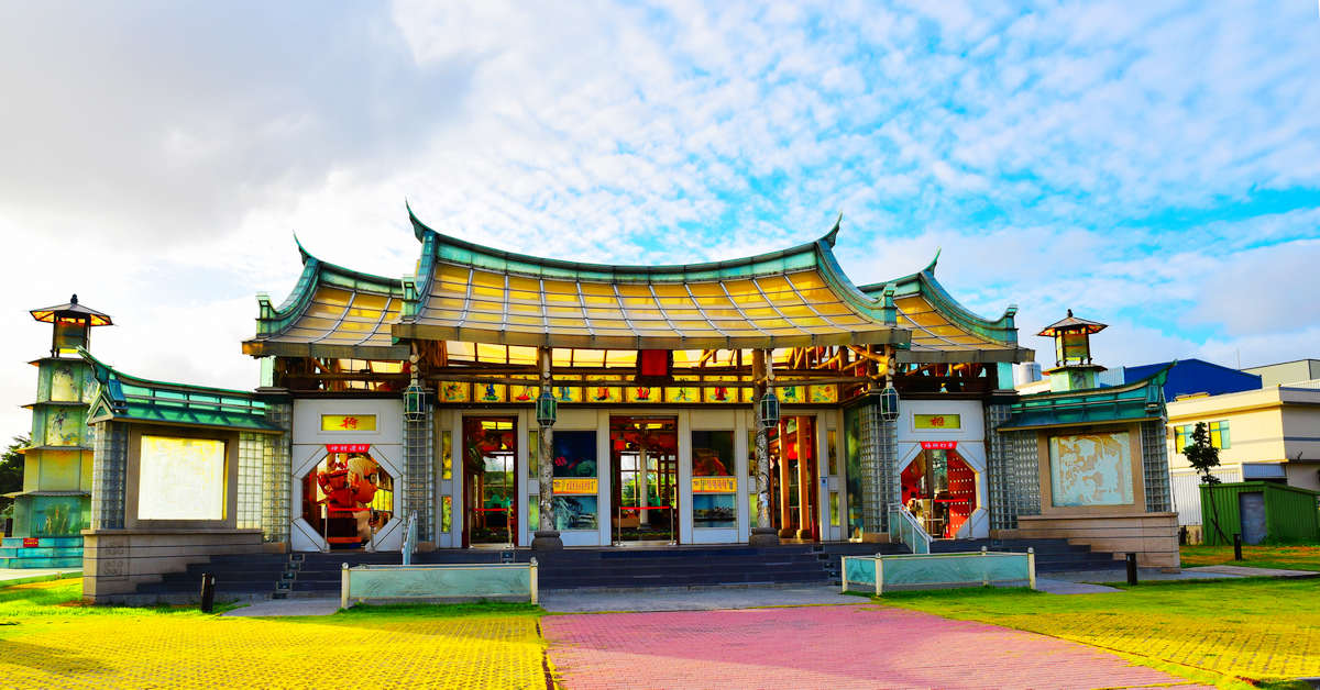 彰化鹿港｜玻璃媽祖廟-台灣護聖宮，夜晚點燈時前來，更能體會炫彩奪目的絢麗感
