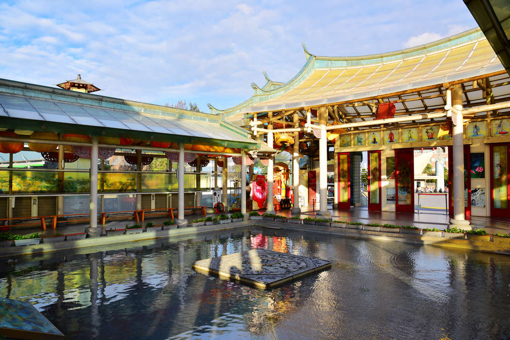 彰化鹿港｜玻璃媽祖廟-台灣護聖宮，夜晚點燈時前來，更能體會炫彩奪目的絢麗感