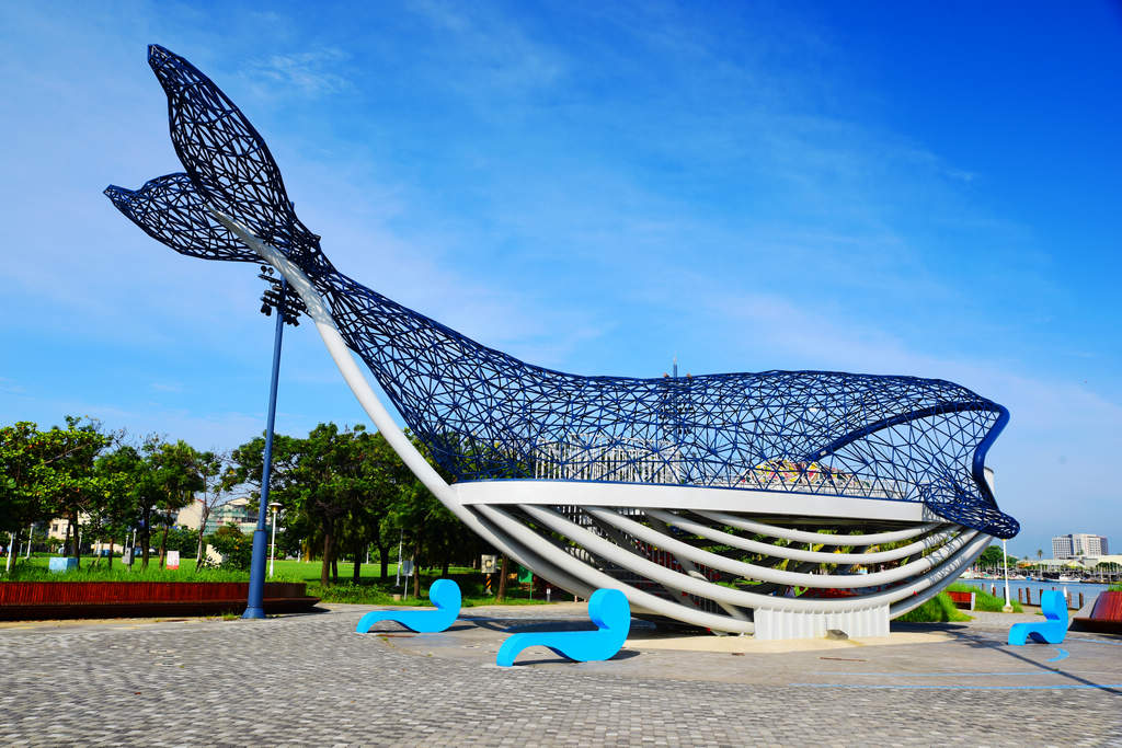 台南安平－大魚的祝福｜鯨魚形狀的藝術裝置，港濱歷史公園內，靠近安平漁人碼頭