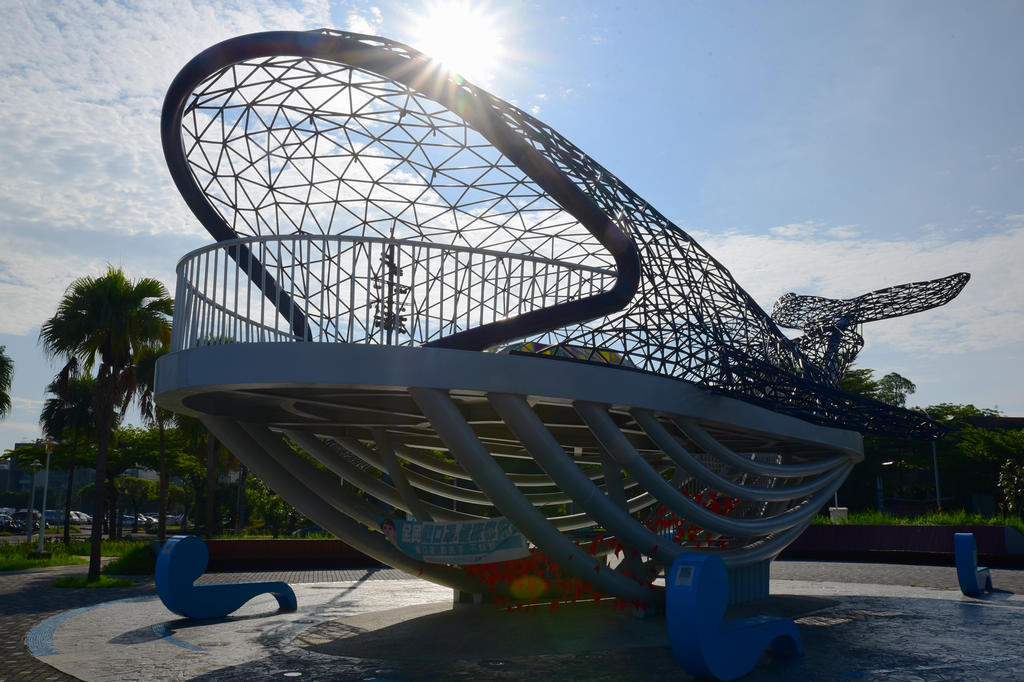 台南安平－大魚的祝福｜鯨魚形狀的藝術裝置，港濱歷史公園內，靠近安平漁人碼頭