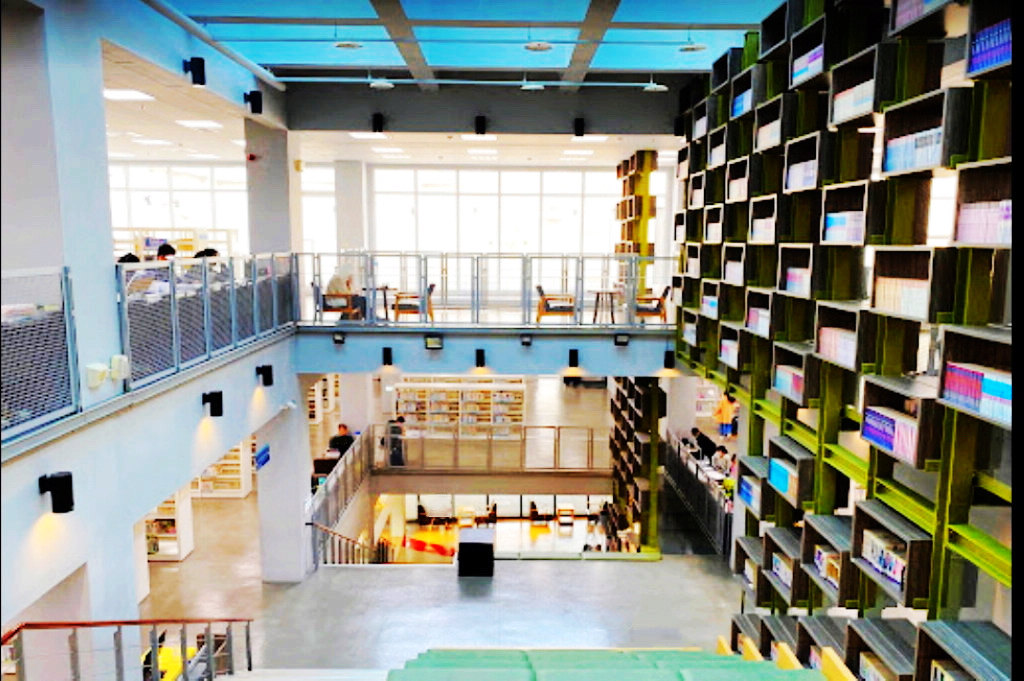 台南市南區IG打卡拍照景點｜臺南市鹽埕圖書館，層層堆疊如書本樣式的白色外觀，吸睛又好拍