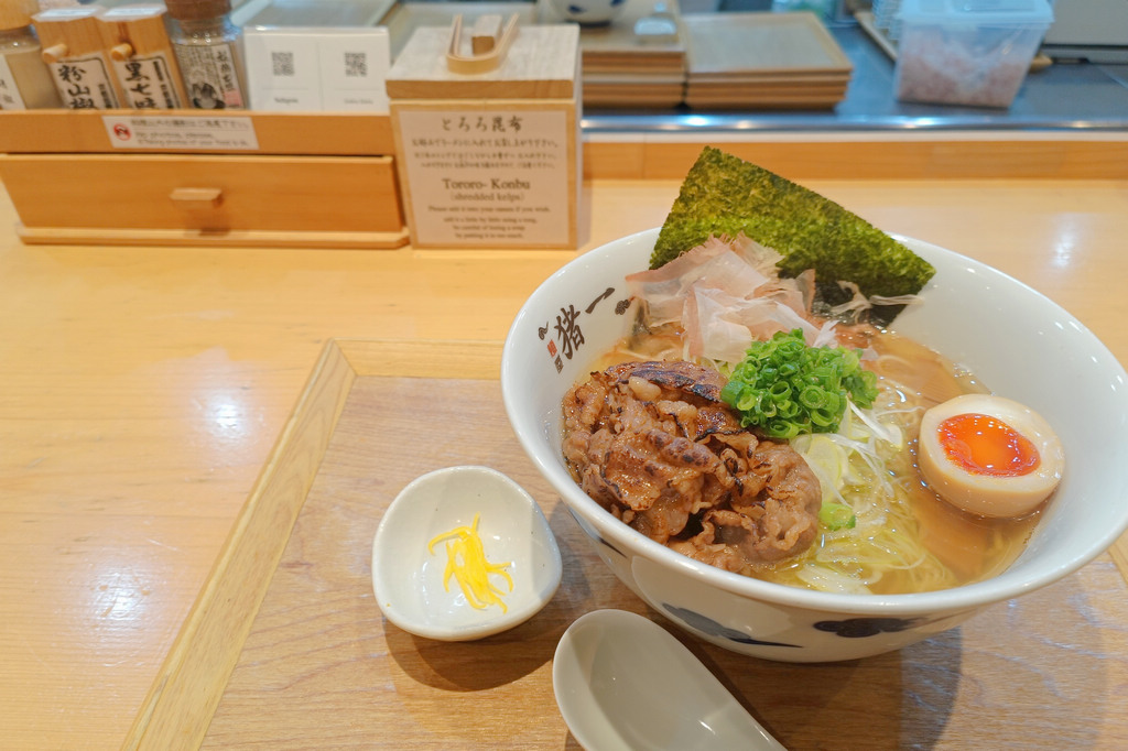 京都超級有名的 「麵屋 豬一」，連續八年米其林必比登推薦的炙燒和牛拉麵店，來京都自由行的朋友，排到天荒地老也要吃到
