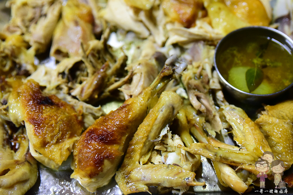花蓮吉安美味｜轟炸雞場～大鋼盤盛裝的美味桶仔雞，皮脆肉嫩汁多味，還有烤魚跟雞湯