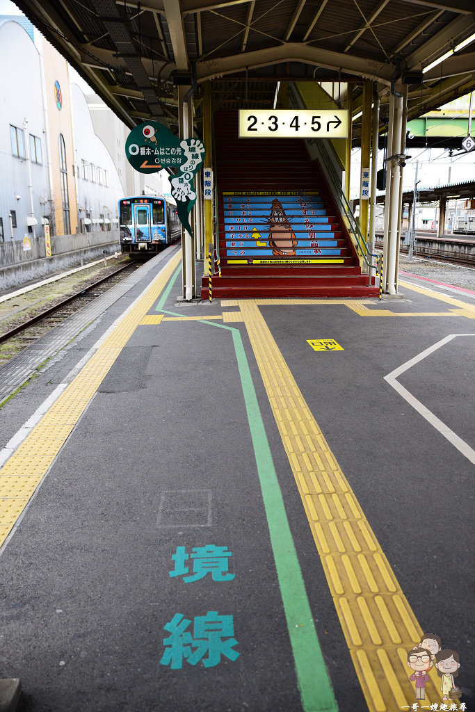 搭乘鬼太郎彩繪電車 從米子站的0番月台出發 到境港找鬼太郎玩樂趣 一哥一嫂趣旅尋