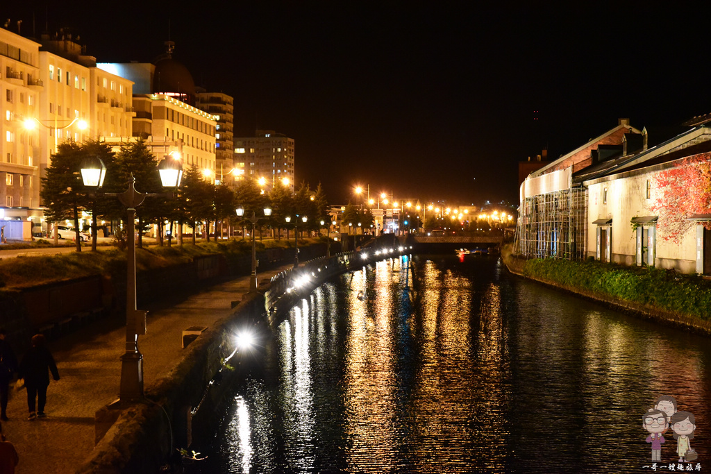 北海道小樽｜秋詩翩翩的小樽運河，鮮紅爬牆虎佈滿倉庫牆面，白天夜景處處迷人