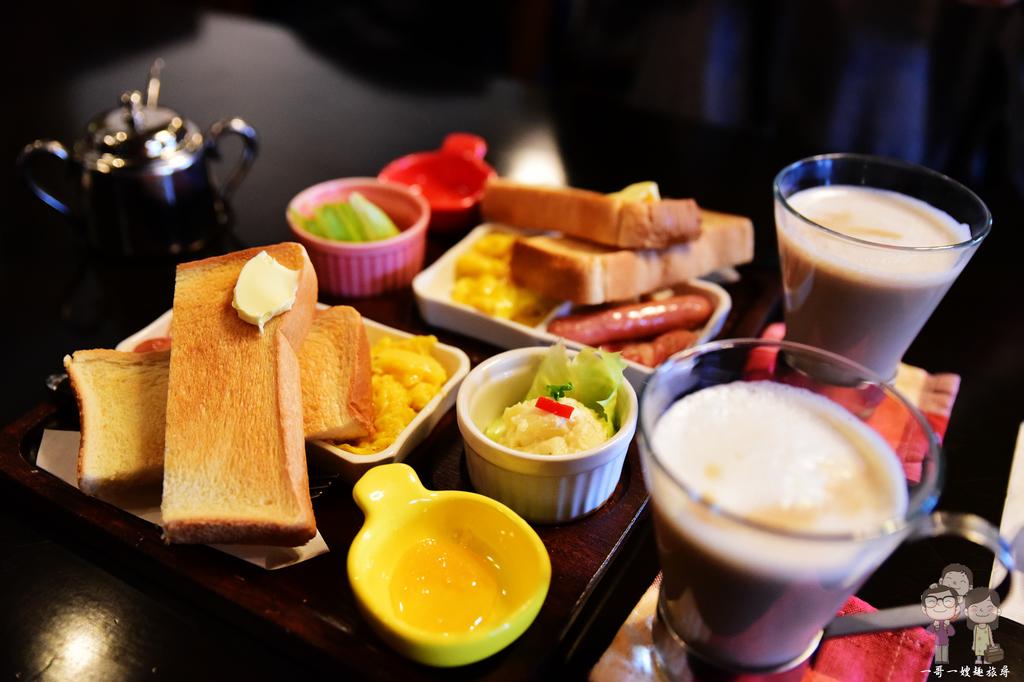 小樽 cafe’色內食堂｜在滿室懷舊風情的百年歷史建築中，點杯咖啡 100円就有豪華早餐可享用