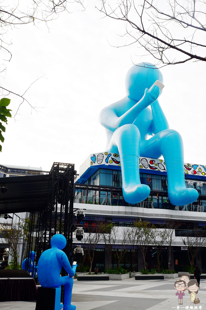 台中大里IG打卡熱點｜沉思的藍巨人 VS 草間彌生在台中軟體園區 Dali Art藝術廣場