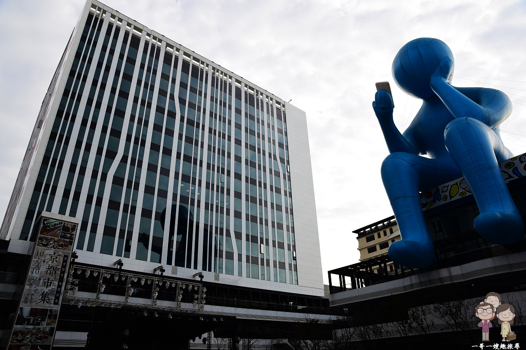 台中大里IG打卡熱點｜沉思的藍巨人 VS 草間彌生在台中軟體園區 Dali Art藝術廣場