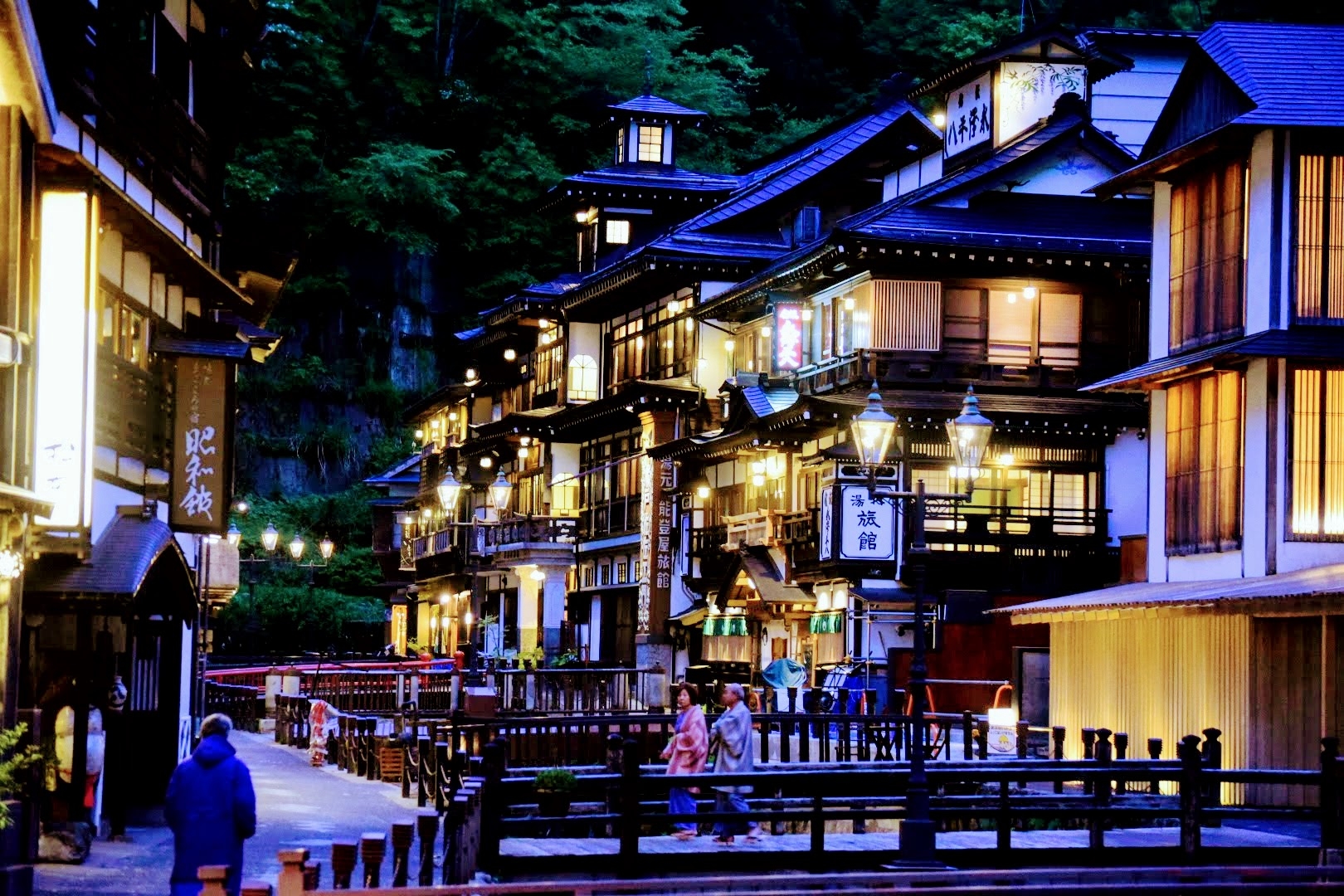 日本山形－銀山溫泉｜沒有白雪靄靄！新綠藍調的大正浪漫，也是美到讓人會忘記呼吸的