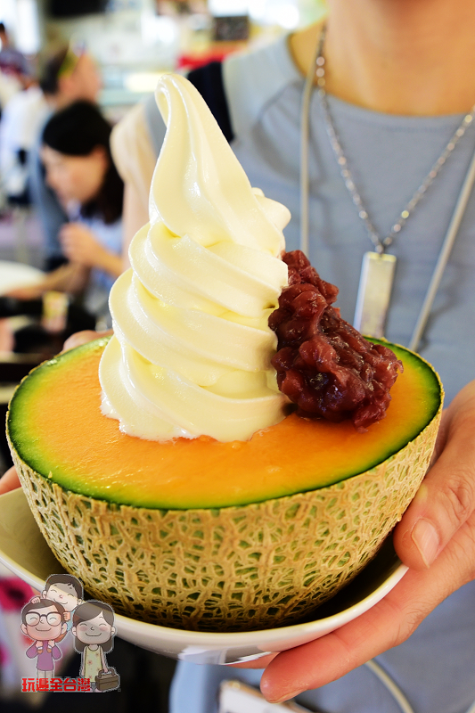 北海道富良野｜夏日消暑聖品～POPURA FARM！給您滿滿的哈味，半顆哈密瓜上頭再擠上濃醇香的哈密瓜霜淇淋