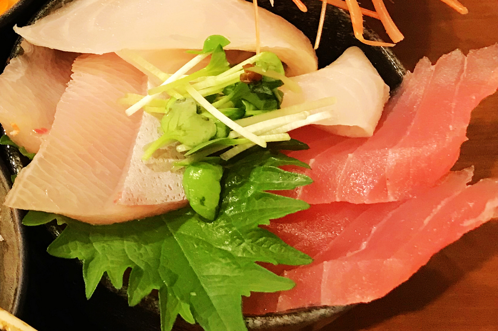 札幌美味．二条市場～どんぶり茶屋｜七千円有找！刷一排海鮮丼飯，讓你一次嚐到七碗尚青ㄟ海鮮丼飯