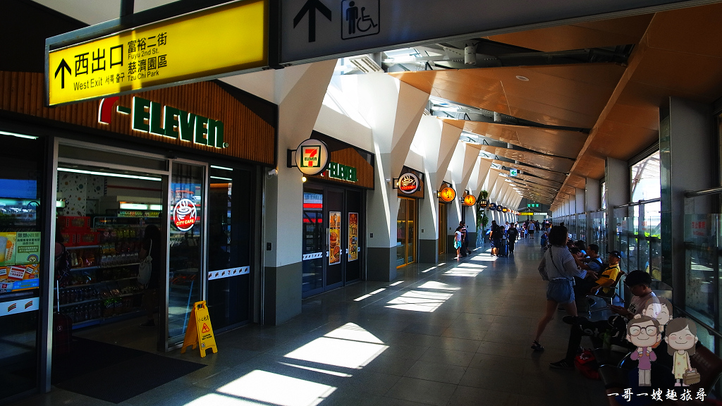 花蓮車站｜嶄新設計的三層樓站台，還有許多賣店進駐，媲美北車宛如美食特區一般