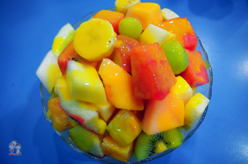 台南中西區冰品｜裕成水果行，就像是一道彩虹劃過的繽紛水果冰．